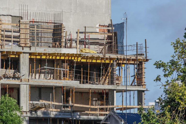Tragedia en Punta Carretas: un obrero de 24 años murió tras caer por el hueco de un ascensor desde un octavo piso