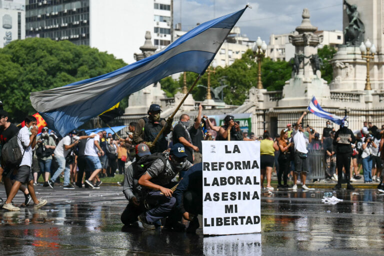 Argentina: Senado aprobó reforma laboral impulsada por Milei tras jornada de protestas que terminó con violentos cruces entre policías y manifestantes