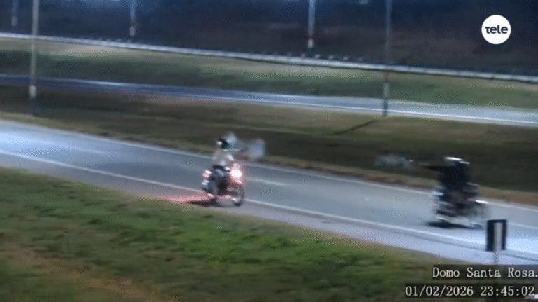 Cámara de seguridad registró el momento en que el policía repelió el ataque de dos delincuentes que le dispararon en un intento de rapiña