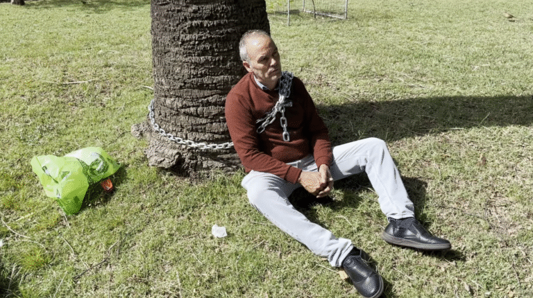 Padre de joven fallecida en siniestro de moto en Nueva Helvecia se encadenó a un árbol frente a la comisaría: “La dejaron morir”
