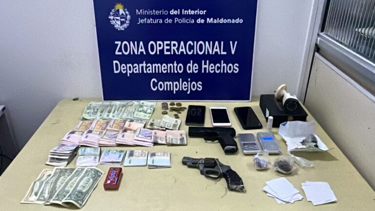 Seis detenidos durante un allanamiento en una casa en Maldonado: incautaron droga, dinero y dos armas