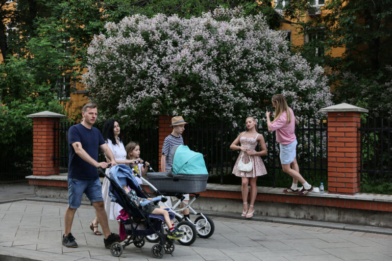 Frente a la caída de la natalidad, Rusia quiere que mujeres que no desean hijos vayan al psicólogo para intentar que cambien de opinión