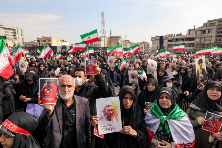 Miles de personas se congregaron en una plaza de la capital iraní para respaldar al nuevo guía supremo de la república islámica