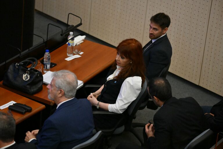 Fernández de Kirchner comparece ante la Justicia argentina por presunta red de sobornos entre políticos y empresarios en los 2000