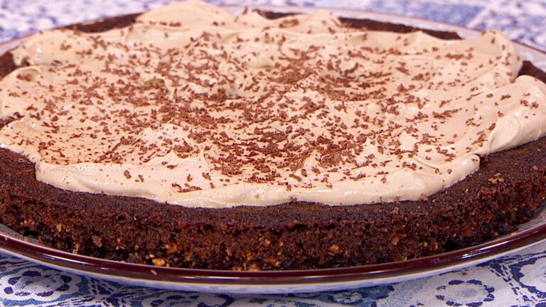 Torta húmeda con chocolate y maní con crema de café