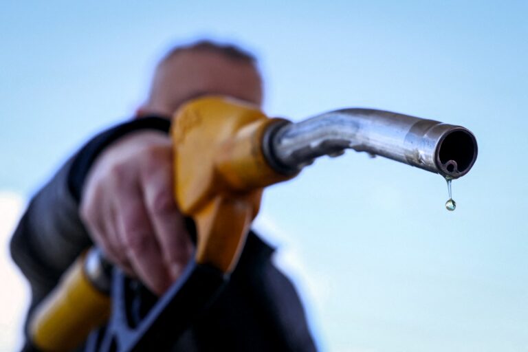 Mientras se aleja la reapertura del estrecho de Ormuz, precios del petróleo volvieron a dispararse y alcanzan cifra que no superaban desde 2022