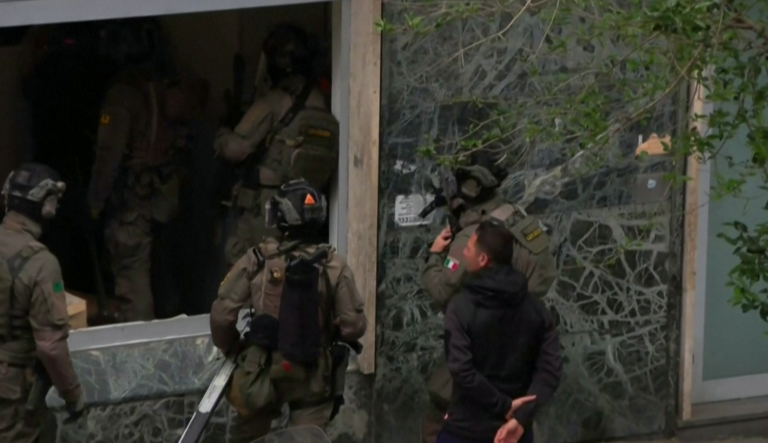 De película: ladrones entraron con máscaras a un banco en Nápoles, tuvieron de rehenes a 25 personas y escaparon por las alcantarillas