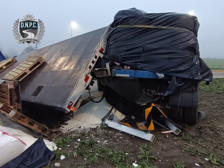 Camión con zorra que transportaba un cargamento de azúcar volcó en rotonda del cruce de las rutas 5 y 81, en Canelones