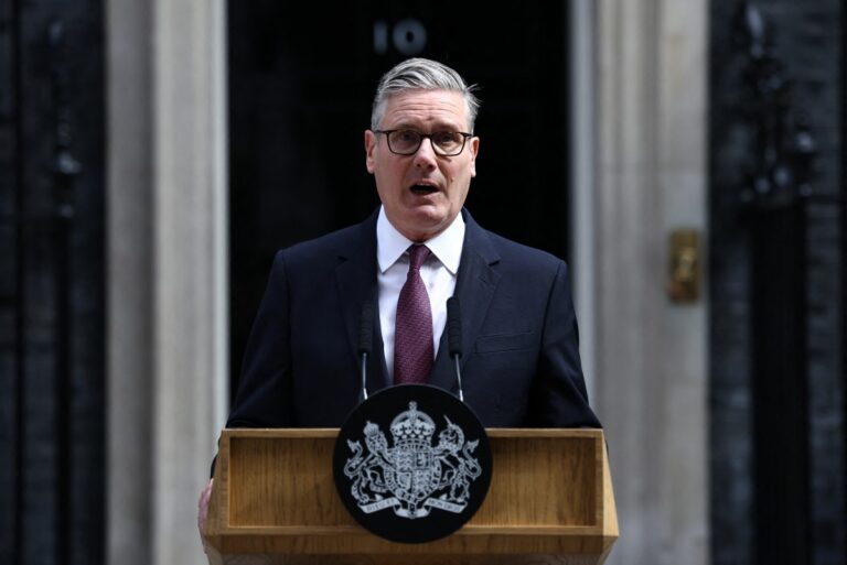 Luego de semanas de presiones internas, Keir Starmer renunció como primer ministro británico y líder del Partido Laborista
