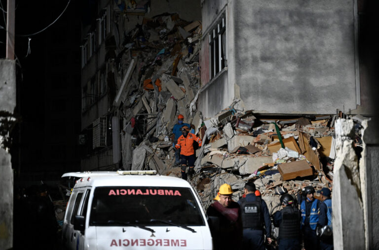 Subió a 589 la cifra de personas fallecidas tras los dos potentes terremotos en Venezuela; continúan las tareas de búsqueda y rescate
