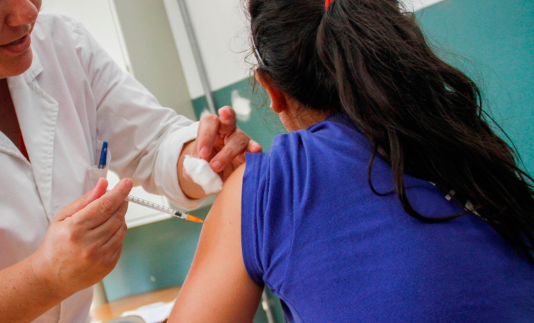 Desde este lunes está abierta la vacunación contra el meningococo para adolescentes de 13, 14 y 15 años; los detalles y cómo acceder