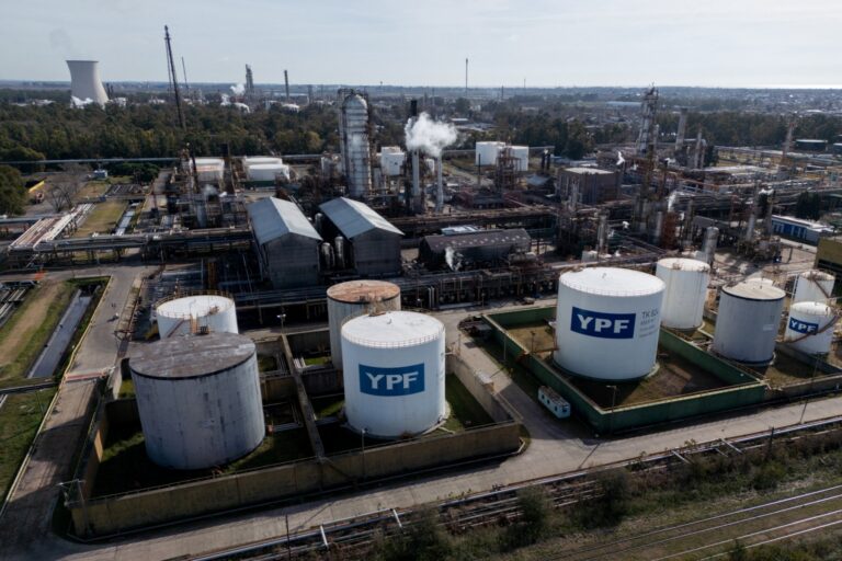 La petrolera argentina YPF comenzará búsqueda de petróleo en mar uruguayo a finales del 2027 y espera hallar "millones y millones de barriles"