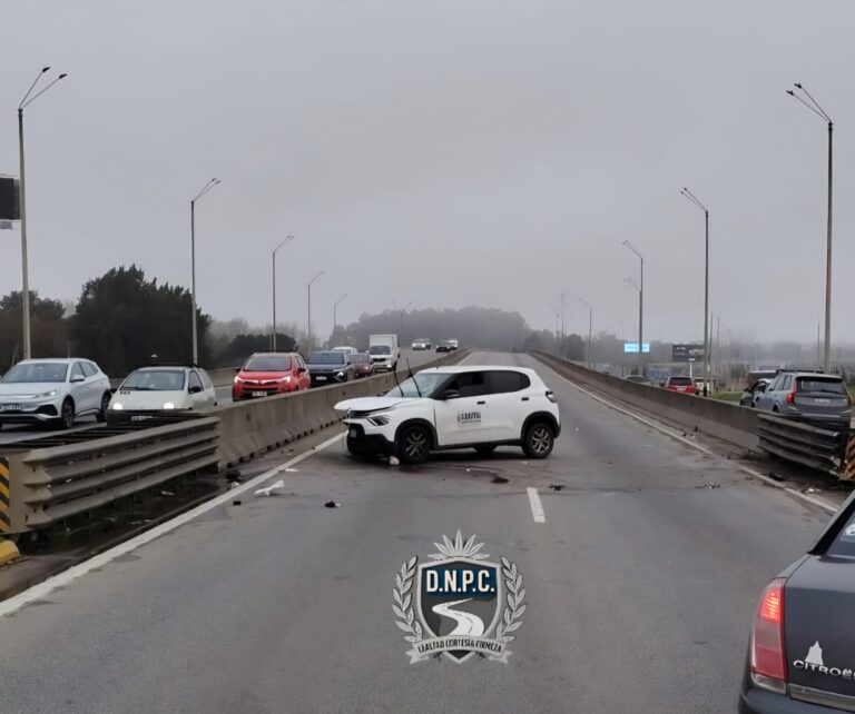 Está grave un hombre de 55 años que chocó con su auto contra la cabecera de un puente en la ruta 101