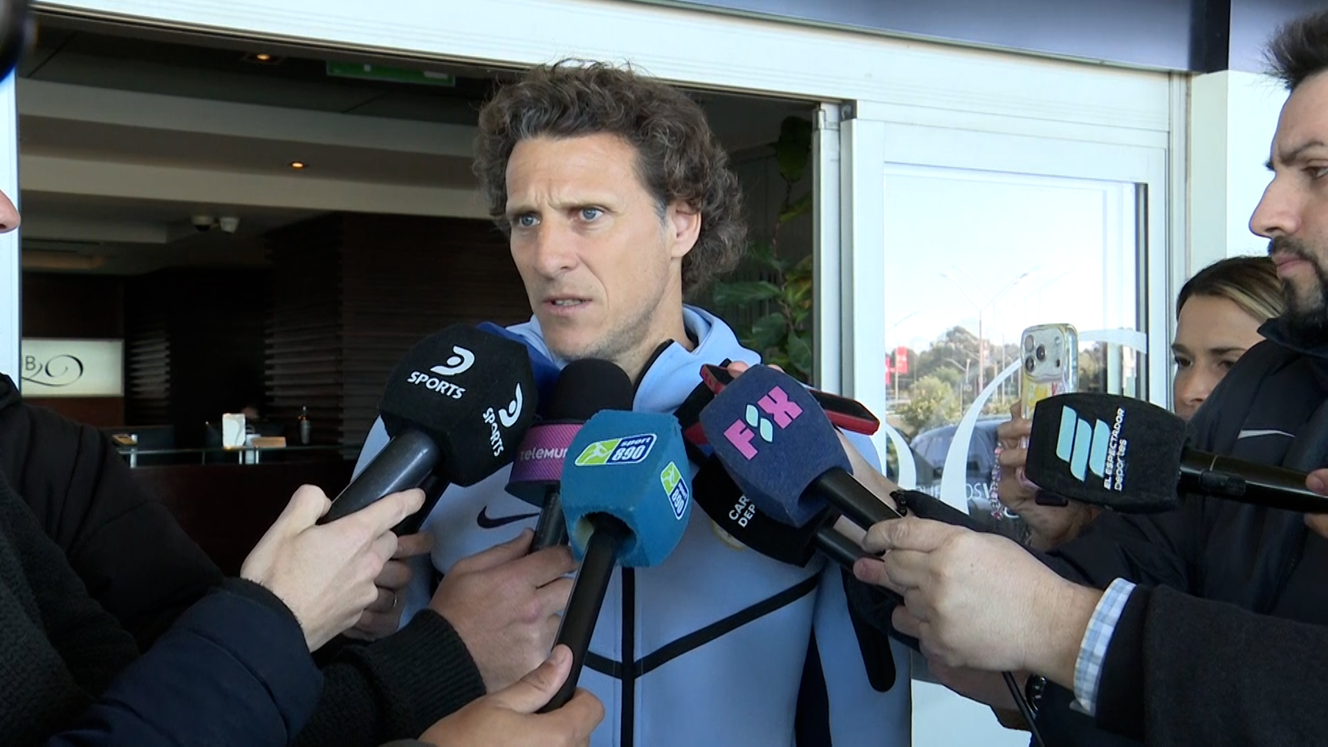 Forlán previo a viajar a Asia: habló de los convocados, elogió el nivel de los futbolistas uruguayos y contó por qué Suárez no está