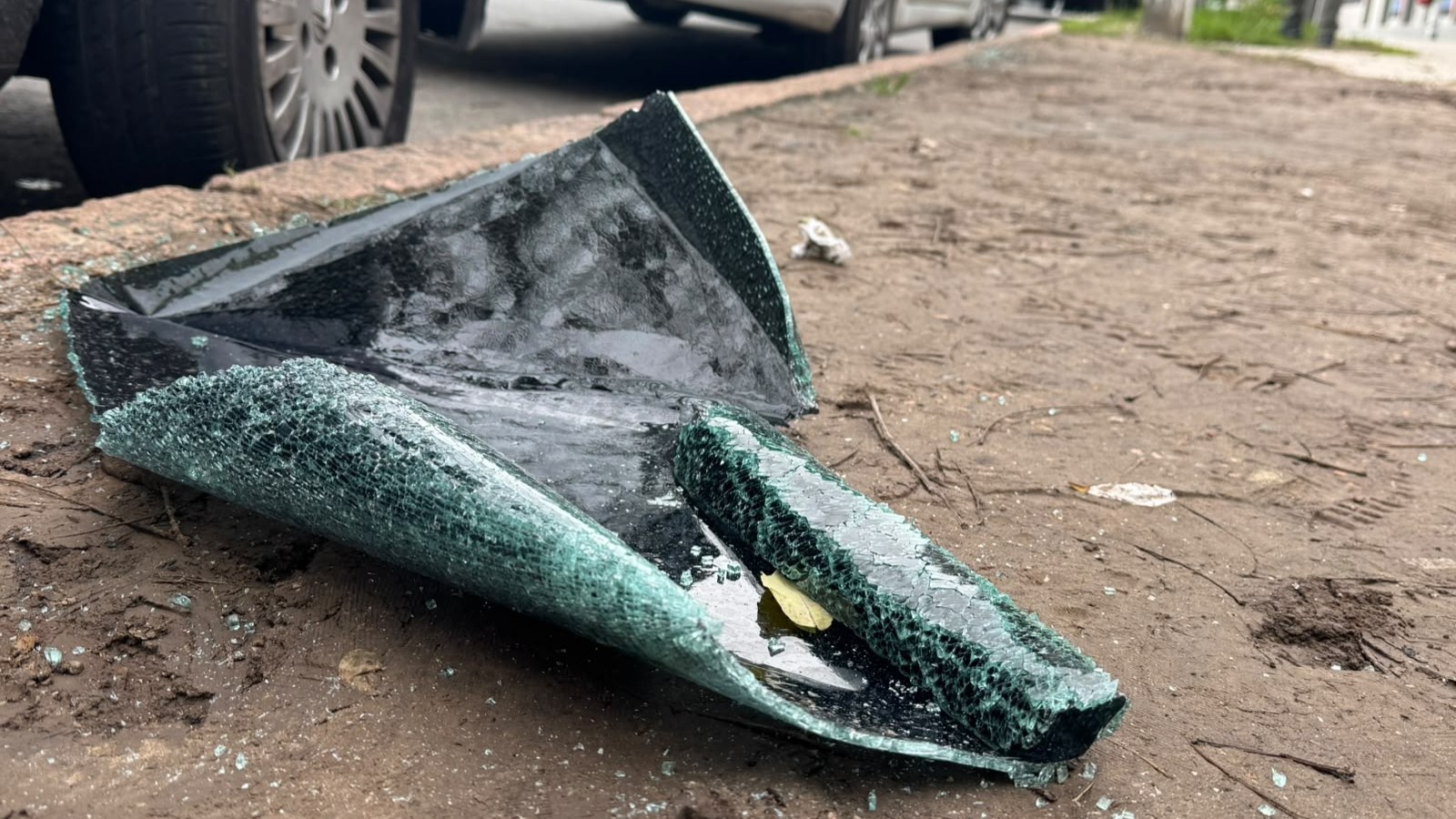 Un delincuente rompió vidrios de cuatro autos en una misma cuadra y robó distintos objetos en la zona del shopping Nuevocentro